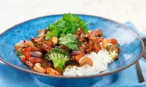 En härlig kyckling cashew-rätt med ris, broccoli och cashewnötter, toppad med färsk koriander.
