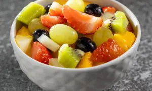 Kolorowa sałatka owocowa: truskawki, kiwi, winogrona, mango i borówki. Idealne składniki, co dodać do sałatki owocowej na deser.
