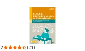 Eine Lehrerin bereitet den Unterricht vor. Das Buch "Die tägliche Unterrichtsvorbereitung für die Grundschule" zeigt, wie man Unterricht erfolgreich plant.