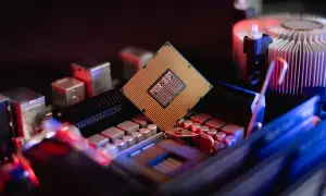 Procesor na płycie głównej, kluczowy element w dyskusji procesor intel czy amd.