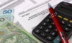 Formularz PIT-28/A, polskie banknoty i kalkulator. Czas na rozliczenie podatku.