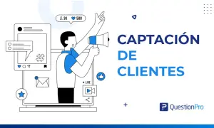 Persona con megáfono y móvil, promoviendo la captación de clientes. Iconos de redes sociales y notificaciones.