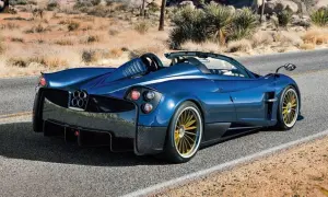 Niebieski Pagani Huayra Roadster na pustynnej drodze. Jego cena jest astronomiczna, ale widok zapiera dech w piersiach.