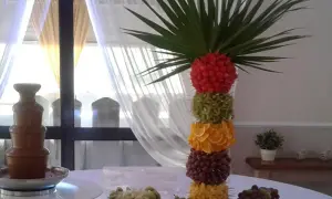 Fontanna czekoladowa i palmy z owoców: truskawki, kiwi, pomarańcze, winogrona, ananas. Idealne jakie owoce do fontanny czekoladowej.