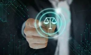 Dłoń naciska na symbol wagi prawnej, symbolizując sprawiedliwość i możliwość warunkowego umorzenia postępowania.