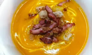 Zupa dyniowa jak zrobić – prosty przepis na rozgrzewający smak