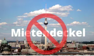 Berlin Skyline mit rotem Verbotsschild über dem Wort "Mietendeckel". Der Mietendeckel in Berlin wurde gekippt.