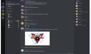 Discord to platforma do komunikacji, gdzie użytkownicy rozmawiają na kanale #videos-n-music o muzyce i filmach.