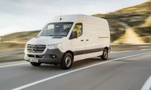 Biały Mercedes Sprinter na drodze. Zastanawiasz się, jaki silnik wybrać do swojego Sprintera?