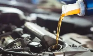 Huile dorée versée dans un moteur pour la vidange de la boîte automatique.