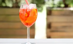 Orzeźwiający aperol z tonikiem, z plastrem pomarańczy i lodem, gotowy do wypicia w letni dzień.