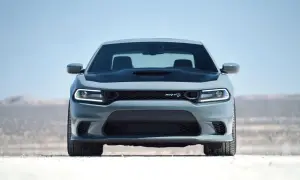 Szary Dodge Charger Hellcat z czarną maską i reflektorami LED na pustynnym tle.