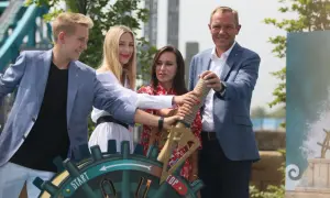 Uroczyste otwarcie atrakcji w Energylandii. Cztery osoby wspólnie pociągają za linę, by uruchomić nową przygodę.
