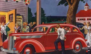 En gammal amerikansk bil i rött skiner i kvällsljuset. Folk samlas vid en entré med lyktor, redo för en fest.
