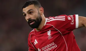 Piłkarz Liverpoolu w czerwonej koszulce, z zarostem i charakterystycznym spojrzeniem. To właśnie tam gra Salah, zdobywając kolejne bramki.