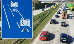 Niebieski znak z białymi ikonami kamer i falami, obok autostrady z ruchem samochodowym.