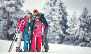 Rodzina na nartach, gotowa na ferie kujawsko pomorskie 2026. Śnieg, góry i uśmiechy!