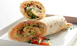 Två wraps med en generös fyllning av skinka, grönsaker och dressing. En perfekt lunch eller snabb måltid.