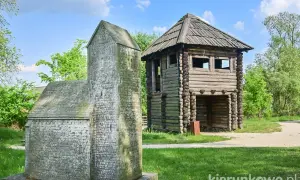 Kamienna wieża i drewniana wieża strażnicza w skansenie Kalisz Zawodzie.