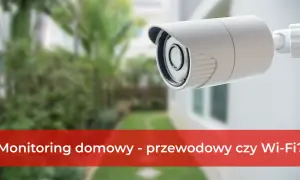 Kamera monitoringu domowego na tle zielonego ogrodu. Sprawdź podgląd domu przez internet.