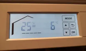 Wyświetlacz sterownika Viessmann. Pokazuje 25°C w domu i 6°C na zewnątrz. Pomocne przy szukaniu instrukcji.