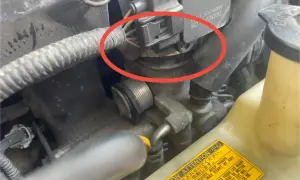 Silnik Audi z błędem DTC P0171. Czerwone kółko zaznacza przepustnicę, potencjalną przyczynę problemu.