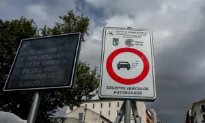 Señal R120 de prohibición de circulación para vehículos contaminantes en el Distrito Centro de Madrid, excepto autorizados.