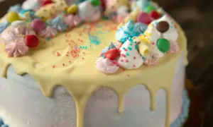 Dekoracje tortu dla dziecka: Proste triki na magiczny tort.