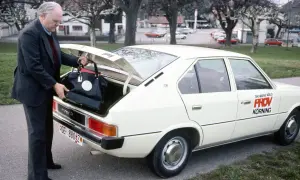 Äldre man lastar bagage i en vit Hyundai Pony. Bilen har texten "Teknikens Värld Provkörning" på sidan.