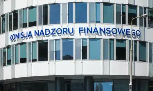Ile zarabia doradca inwestycyjny? Pensje, licencja KNF i realia branży