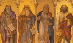 Czterech proroków Starego Testamentu w bogatych szatach, trzymających zwoje. Jeden z nich, Daniel, głaszcze lwa.