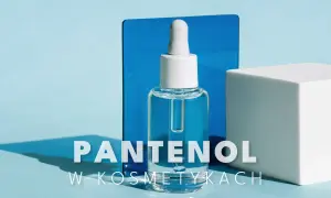 Szklana buteleczka z pipetką, na tle niebieskiego szkła i białego sześcianu. Napis "Pantenol w kosmetykach" wyjaśnia, pantenol co to za składnik.