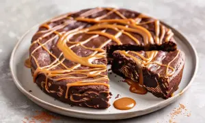 Chokladkaka med marmorerat mönster, ringlad med dulce de leche. Perfekt att baka med!