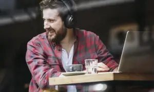 Jak podłączyć słuchawki bezprzewodowe z komputerem bez problemów