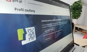 Na ekranie laptopa widoczna jest strona gov.pl z informacją o Profilu Zaufanym. Dowiedz się, jak przedłużyć profil zaufany i załatwiać sprawy urzędowe online.