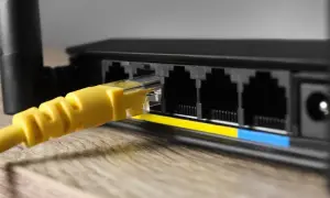 Jak podłączyć kabel internetowy do routera - uniknij problemów z połączeniem