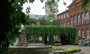 Fontanna i zielone arkady w centrum miasta, idealne miejsce na relaks. Odkryj atrakcje Leszna i okolic!