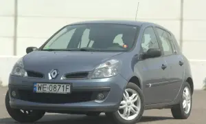 Szary Renault Clio 2, gotowy do jazdy, z nowymi żarówkami mijania.
