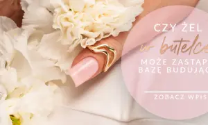 Dłoń z różowym paznokciem i złotą biżuterią na tle białych kwiatów. Czy żel w butelce może zastąpić bazę budującą?