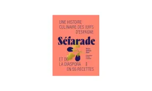 Une famille célèbre Hanoucca autour d'une table avec une menorah, des beignets et du pain challah.