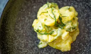 Cremiger Kartoffelsalat mit Mayonnaise und frischen Kräutern, ein köstliches Rezept für jede Gelegenheit.