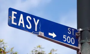 Straßenschild "EASY ST 500" im blauen Himmel. Was bedeutet "ez" im Chat? Ganz einfach, wie diese Straße!