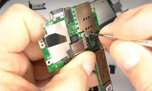 Nokia 800: Wymiana baterii łatwa (Tough) czy trudna (Lumia)?
