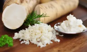 Świeży chrzan, tarta masa i łyżeczka chrzanu. Dowiedz się, co dodać do chrzanu, żeby nie ściemniał i zachował biel.