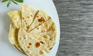 Des morceaux de pain libanais dorés et moelleux, prêts à être dégustés.