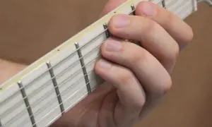 Jak trzymać gitarę elektryczną, aby uniknąć bólu i poprawić grę