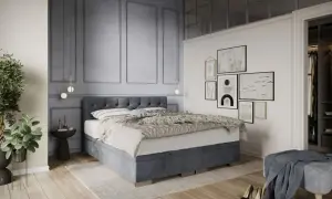 Elegancka sypialnia z łóżkiem i otwartą garderobą.
