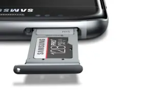 Insertando una tarjeta micro SD Express de 128GB en un teléfono Samsung para expandir su almacenamiento.