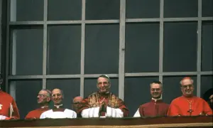 Uroczyste zgromadzenie duchownych, wśród nich papież Jan Paweł II. Wszyscy w strojach liturgicznych, przypominają o ważnych imionach papieży.