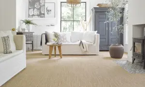 Un salon cosy avec un tapis en jonc de mer, idéal pour un style naturel. Avantages : esthétique, inconvénients : entretien.